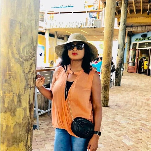 Meet your Posher, Sandra - Picture 1 of 1